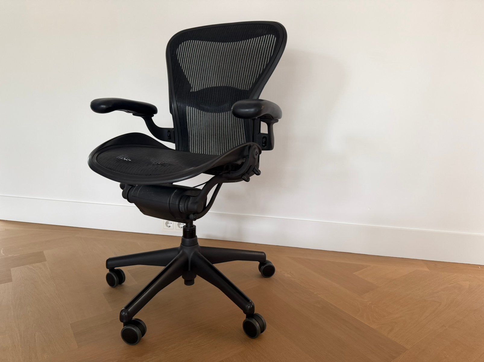 Herman Miller Aeron B - Incl. wielen voor harde/zachte vloer, Gebruikt, Zwart, Ophalen of Verzenden, Bureaustoel