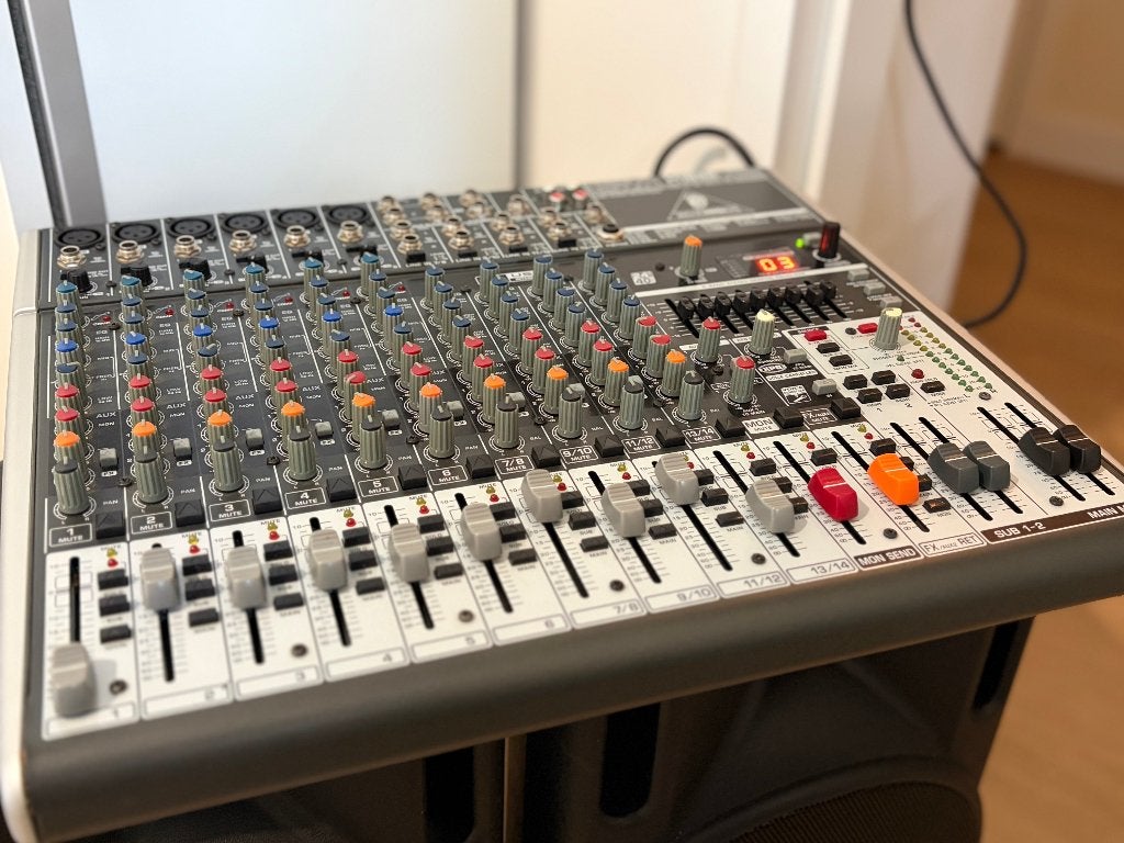 Behringer Xenyx X1832 mengtafel + Eurolive B210D speakers, Ophalen, Gebruikt, 10 tot 20 kanalen, Microfooningang