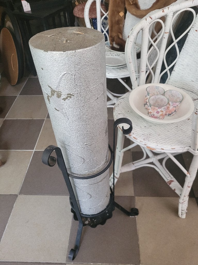 Vintage 80 cm hoge kaars in smeedijzeren houder, Huis en Inrichting, Woonaccessoires | Kandelaars en Kaarsen, Zwart, Belle Vieille Brocante