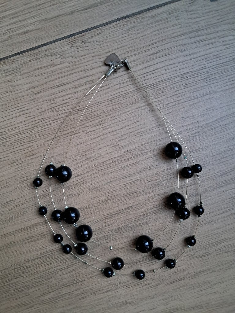 N09 Ketting met zwarte kralen, Ophalen of Verzenden, Gebruikt, Zwart, Kunststof