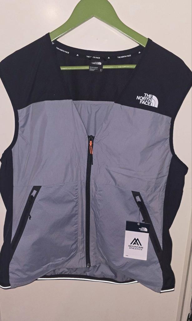 THE NORTH FACE MOUNTAIN ATHLETICS BODYWARMER MAAT XL NIEUW, Ophalen of Verzenden, Nieuw, Maat 56/58 (XL), Zwart