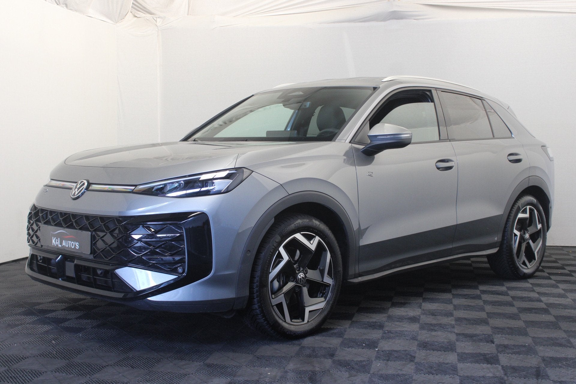 Volkswagen T-Roc 1.5 Hybrid R-Line (bj 2026, automaat), Zwart, 4 cilinders, 150 pk, Leder en Stof