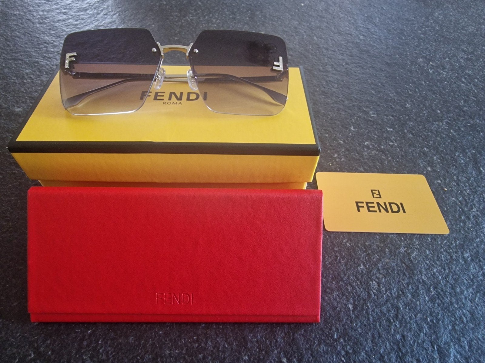 Nieuwe Fendi Zonnebril - Ongebruikt, Sieraden, Tassen en Uiterlijk, Zonnebrillen en Brillen | Dames, Ophalen of Verzenden