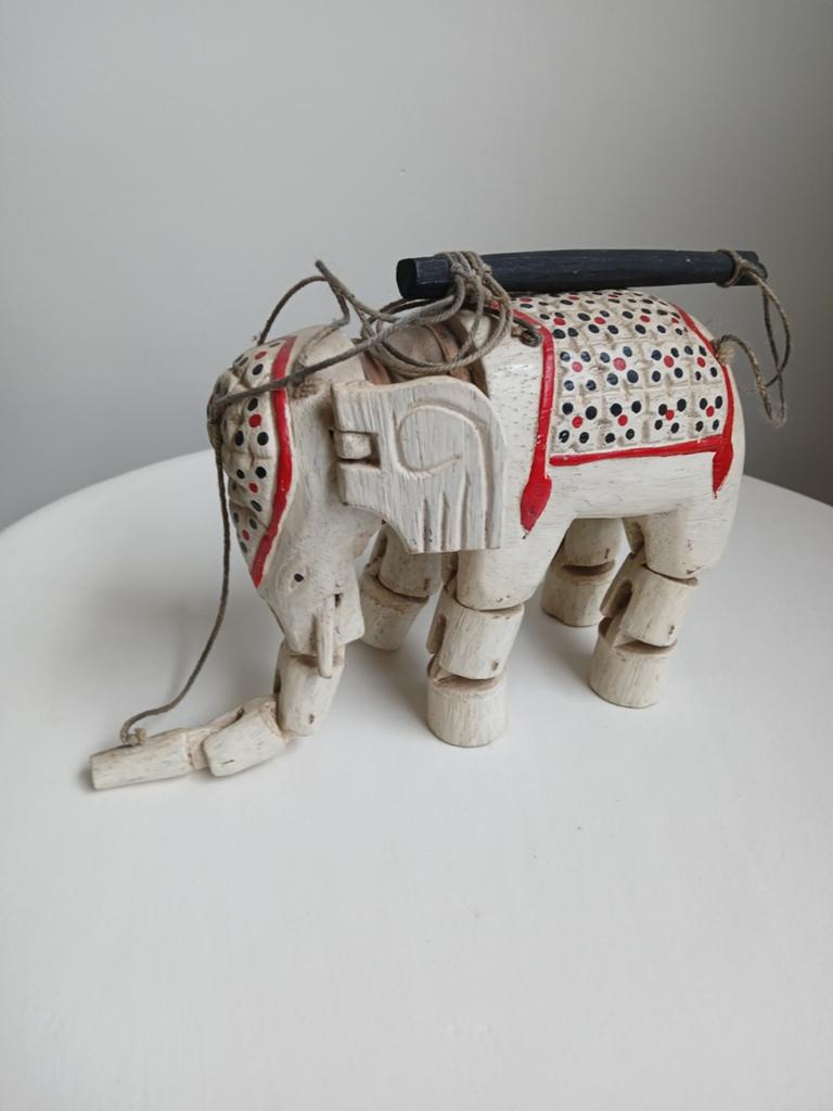 Antieke houten olifant marionettepop, Ophalen