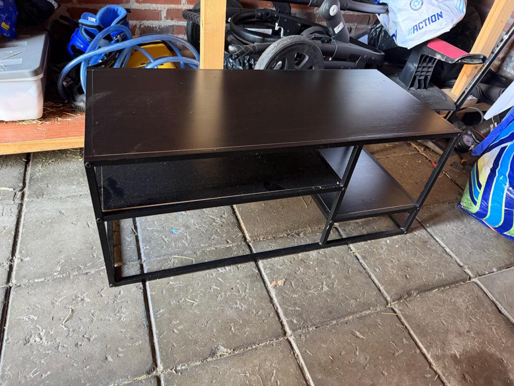 Zwarte salontafel met metalen frame., Huis en Inrichting, Tafels | Salontafels, Ophalen, Gebruikt, 100 tot 150 cm, 50 tot 100 cm