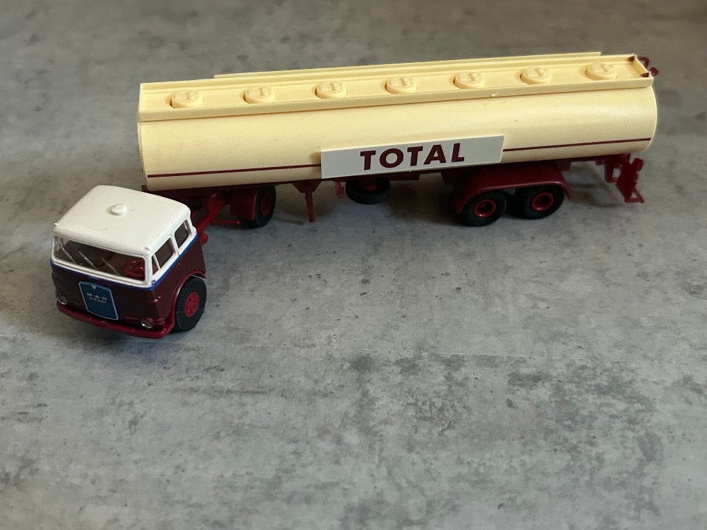 Brekina 1:87 Total benzine MAN Diesel + trailer, Ophalen of Verzenden, Zo goed als nieuw, Bus of Vrachtwagen, Brekina