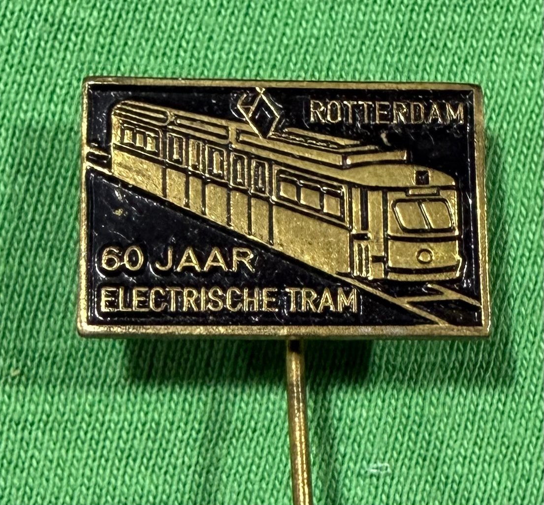Speldje 60 jaar electrische tram, Verzamelen, Speldjes, Pins en Buttons, Ophalen of Verzenden, Zo goed als nieuw