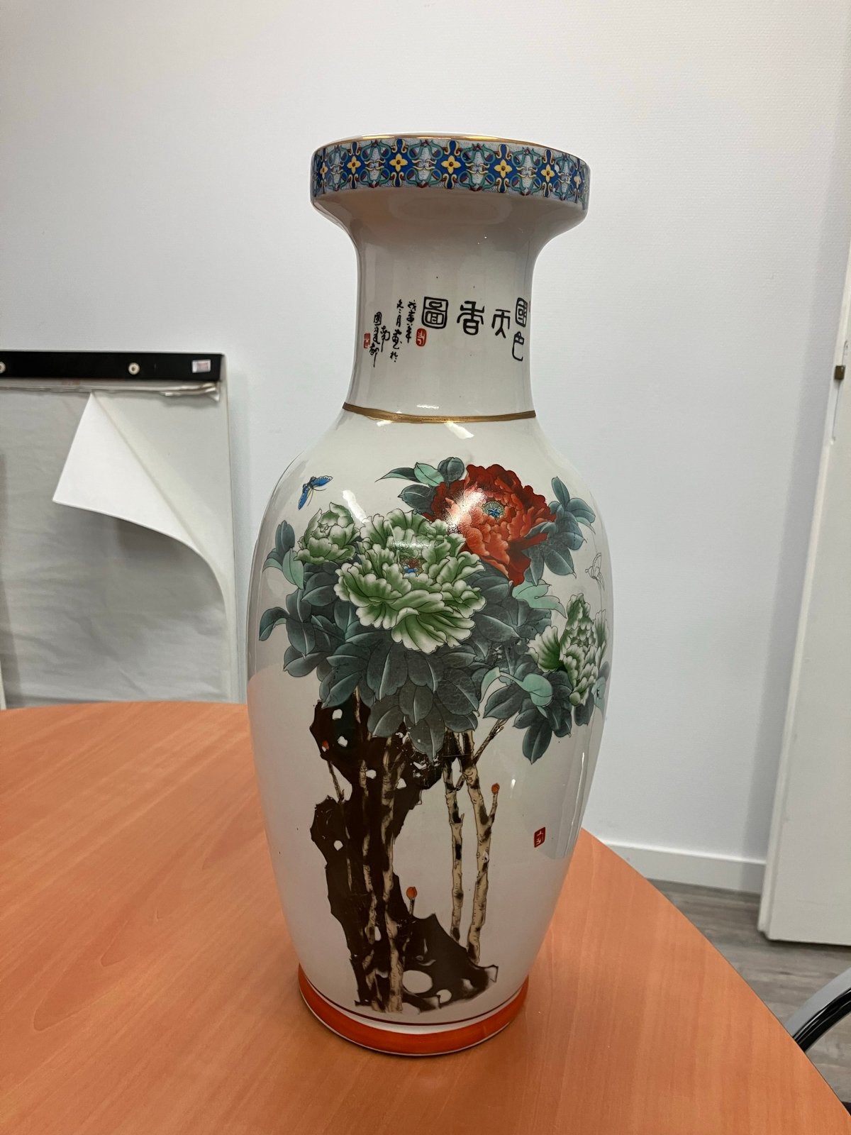 Grote Chinese vaas  Jingdezhen met pioenrozen en kalligrafie, Ophalen of Verzenden