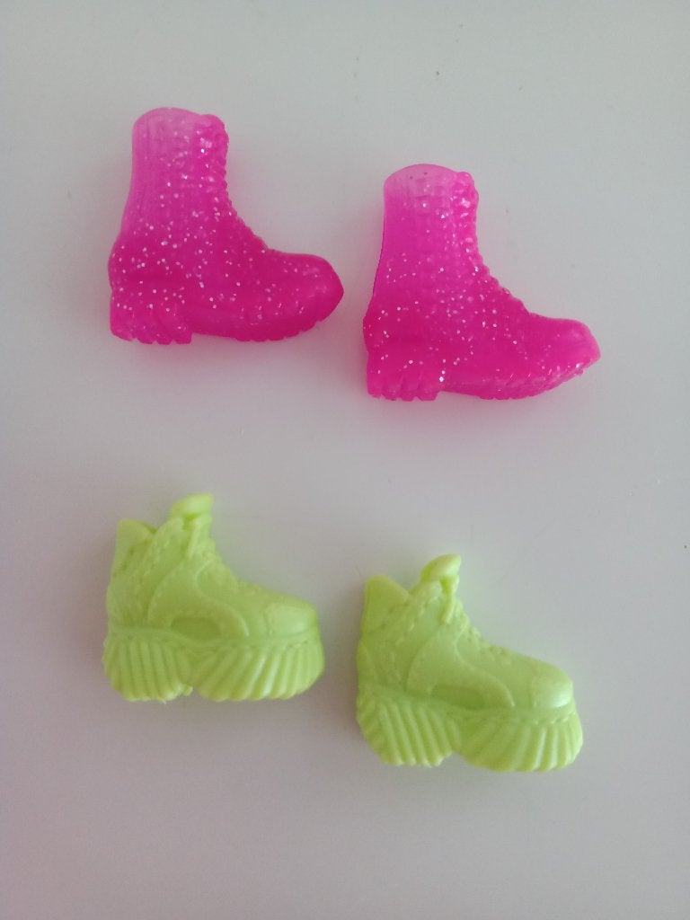 2 Paar Schoentjes voor Fashionistas Barbies, Verzamelen, Poppen, Ophalen of Verzenden, Zo goed als nieuw, Kleertjes