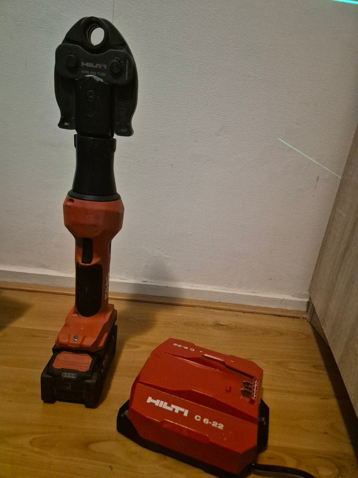 Hilti persmachine NPR 19-22 met accu's en lader, Ophalen of Verzenden, Gebruikt