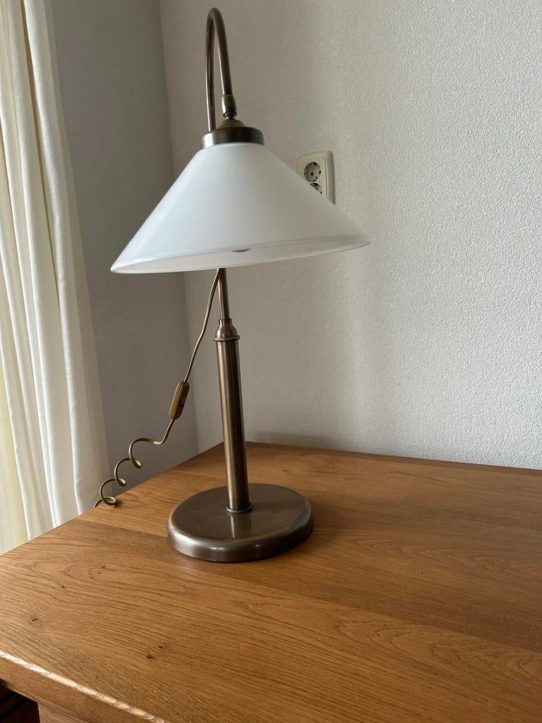 Stijlvolle tafellamp met glazen kelk en messing voet, Ophalen, Zo goed als nieuw, Glas, 50 tot 75 cm