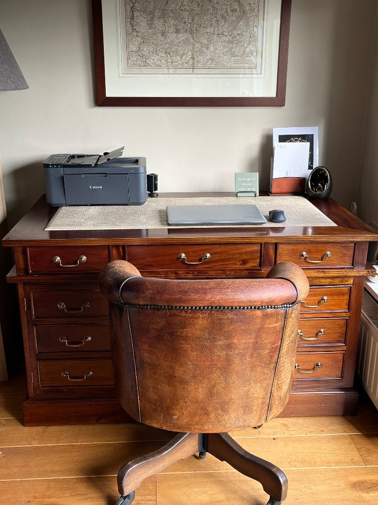 Klassiek Engels houten bureau met bijpassende lederen stoel, Ophalen, Gebruikt, 135 cm, Hout