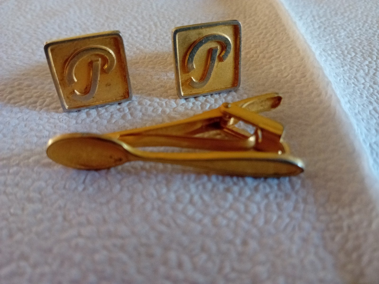 Manchetknopen en dasspeld met letter 'P' vintage, Verzenden, Gebruikt, Overige materialen, Verguld
