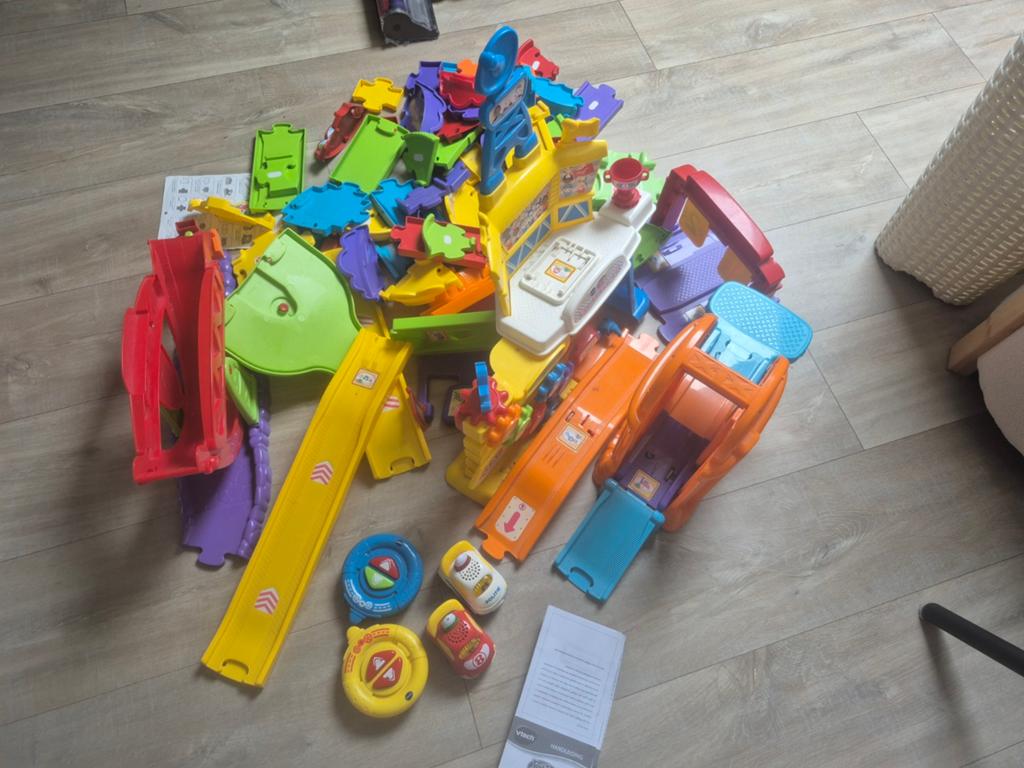Toet toet racebaan met extra baan delen en 2 contr. + autos, Kinderen en Baby's, Speelgoed | Speelgoedvoertuigen, Ophalen, Zo goed als nieuw