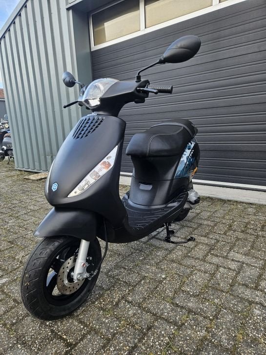 Foto 11 van PIAGGIO  ZIP 50 2T BJ2015 MAT ZWART 2375KM NL TOPSTAAT!!