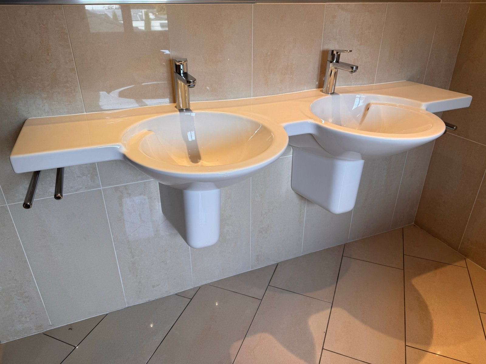 Dubbele wastafel Villeroy & Boch 155x55 cm met HansGrohe kra, Ophalen, Zo goed als nieuw, Wastafel