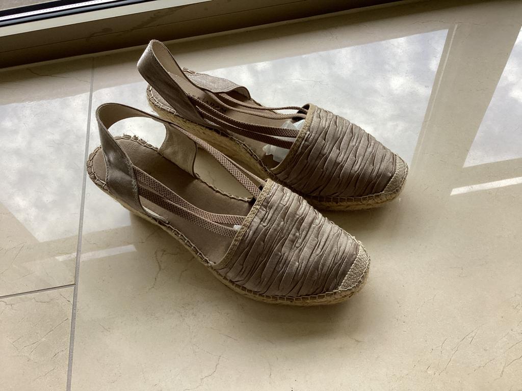 Mark Adam espadrilles glanzend beige textiel maat 40., Beige, Ophalen of Verzenden, Zo goed als nieuw, Espadrilles of Moccasins