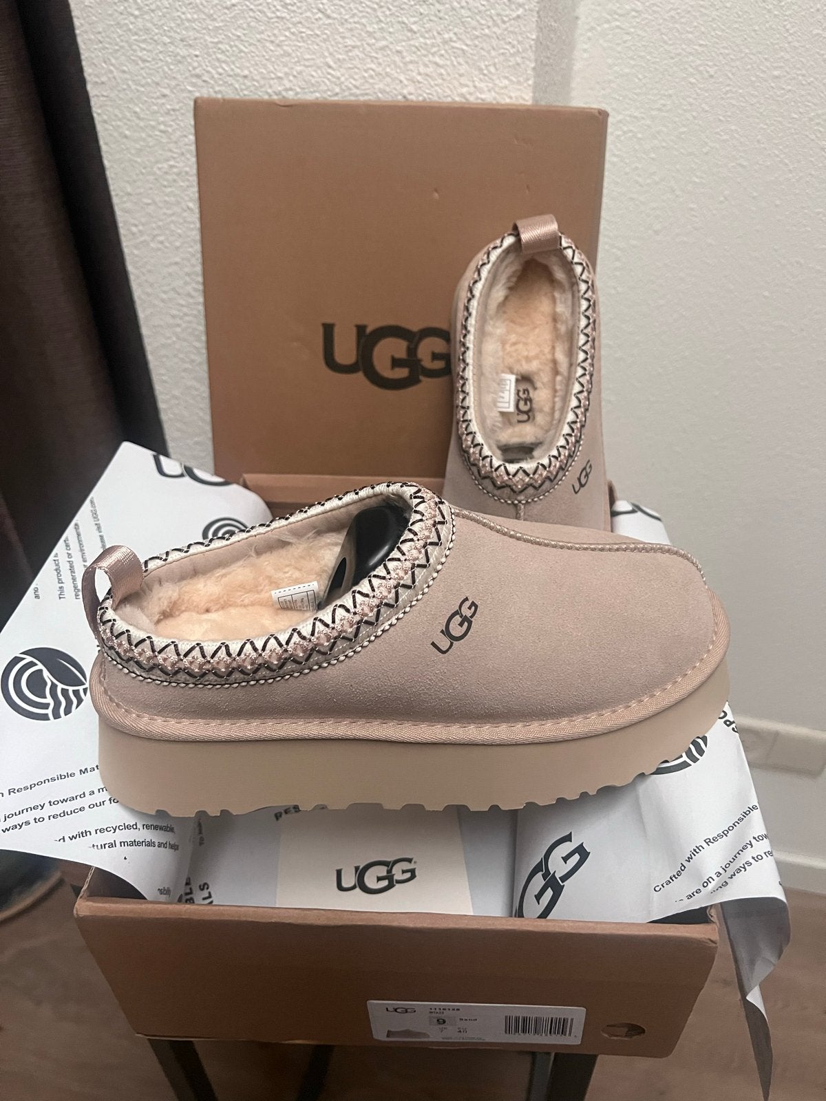 Nieuwe UGG Tasmans Beige Maat 40 - Ongedragen, Ophalen of Verzenden, Nieuw, Beige, Pantoffels of Sloffen