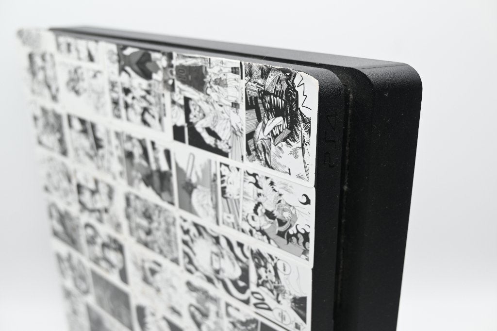 PS4 Slim 500GB - Naruto Skin Black & White, Gebruikt, Vanaf 18 jaar, Sony Interactive Entertainment Europe Ltd, 10 Great Marlborough Street, London, W1F 7LP, UK