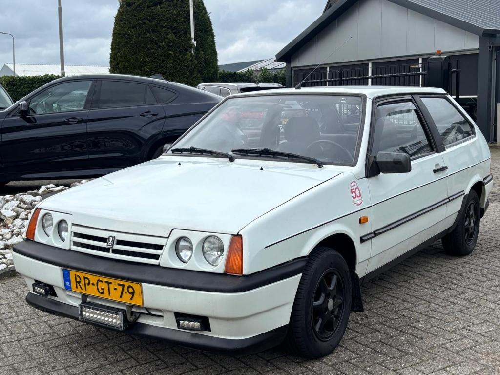 Lada Samara 1.5i Saga 1997 Wit NL Auto Trekhaak (bj 1997), Auto's, Oldtimers, Lichtmetalen velgen, Lada, Wit, Origineel Nederlands