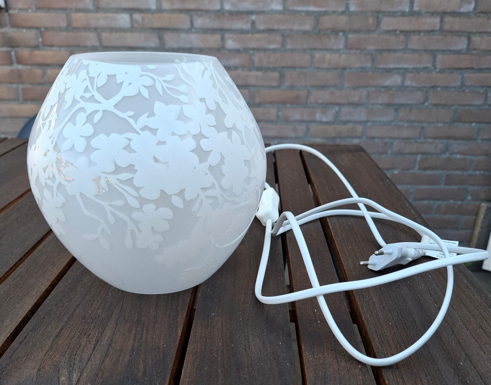 Witte glazen tafellamp met bloemen van Ikea, Huis en Inrichting, Wit, Overige merken, Gebruikt, E27 (groot)