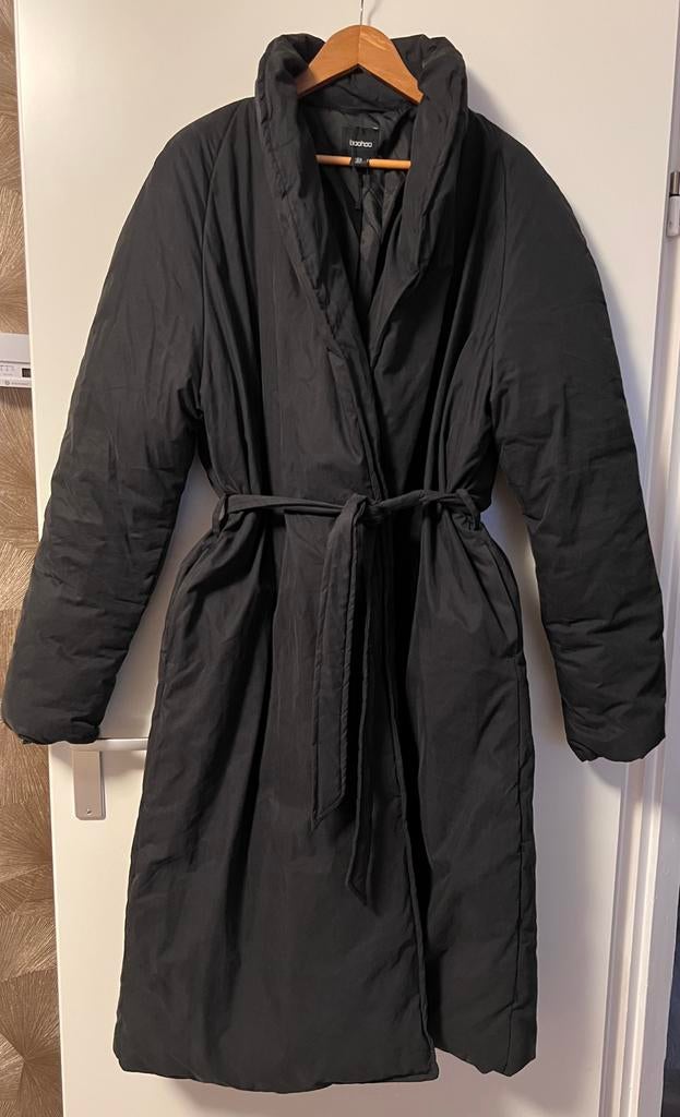 Boohoo zwarte lange jas, mantel, jack, parka, trenchcoat, Kleding | Dames, Jassen | Winter, Verzenden, Nieuw, Maat 42/44 (L), Zwart