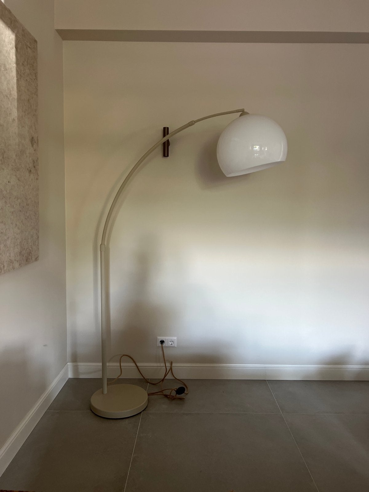 Moderne booglamp met witte kap, Huis en Inrichting, Lampen | Vloerlampen, Gebruikt, Metaal, 150 tot 200 cm, E27 (groot)