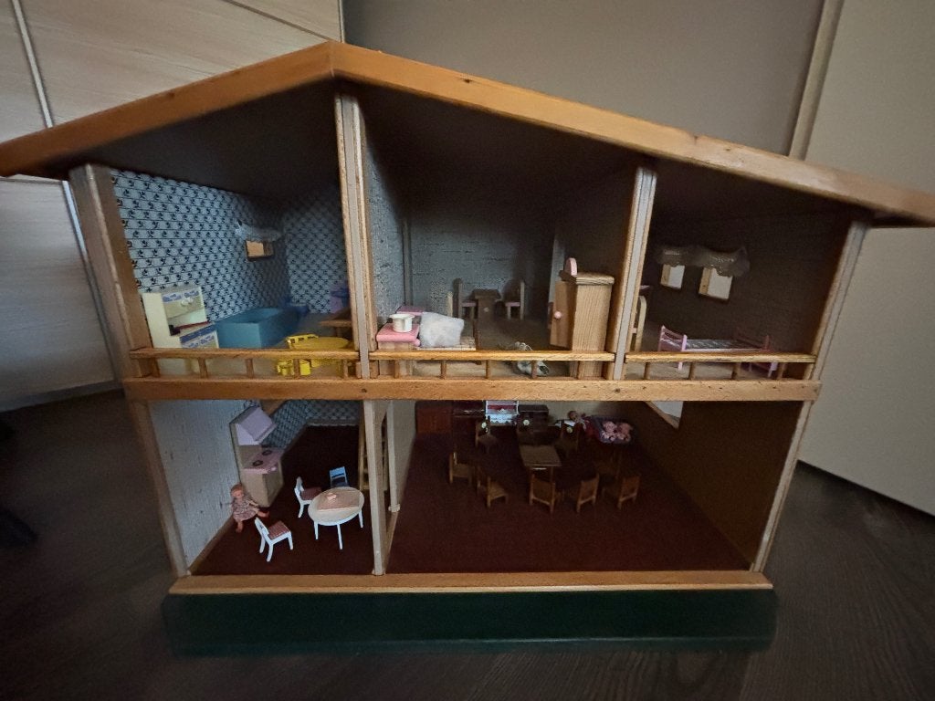 Poppenhuis met inboedel, Kinderen en Baby's, Speelgoed | Poppenhuizen, Ophalen, Gebruikt, Poppenhuis