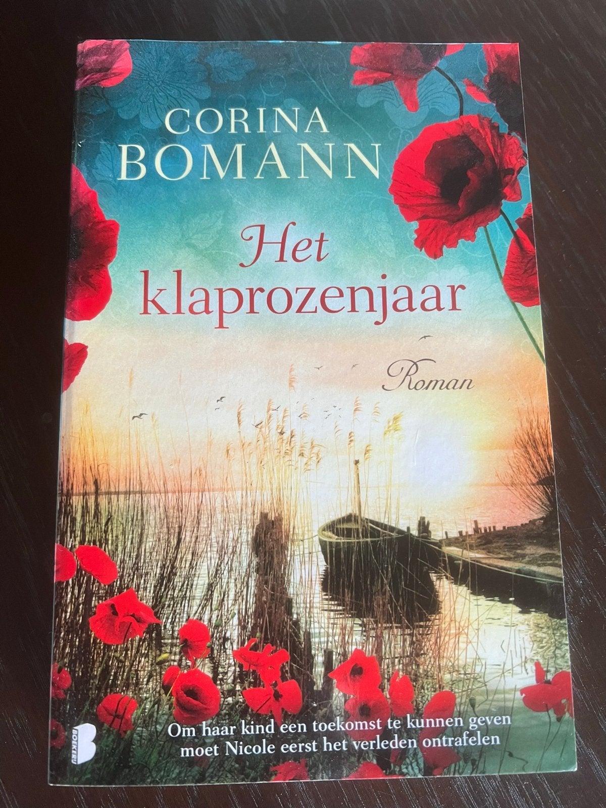 Het Klaprozenjaar - Corina Bomann (Roman), Boeken, Romans, Zo goed als nieuw, Europa overig, Ophalen of Verzenden