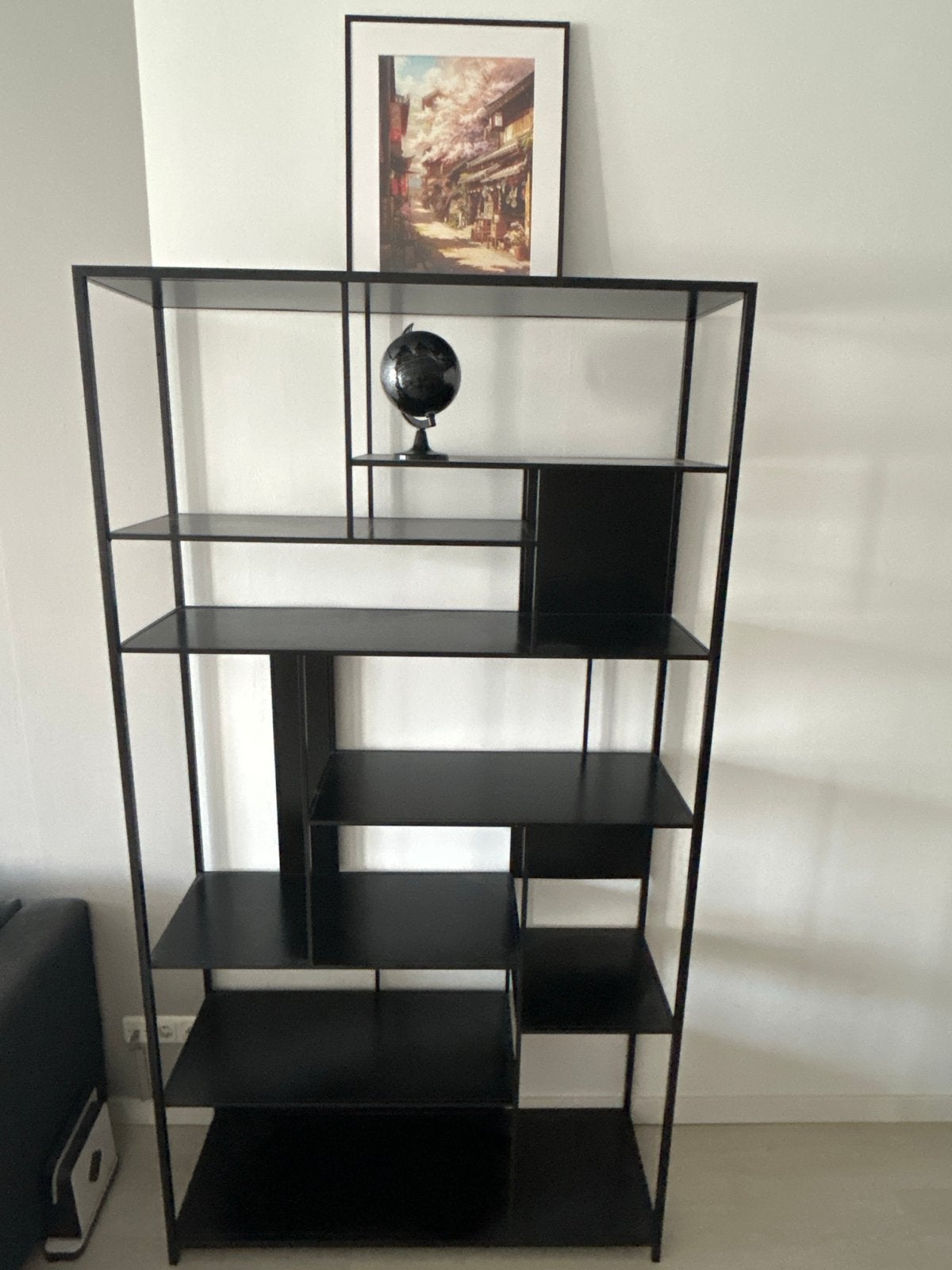 Zwart metalen boekenkast met asymmetrische planken, Ophalen, Met plank(en), 100 tot 150 cm, 200 cm of meer