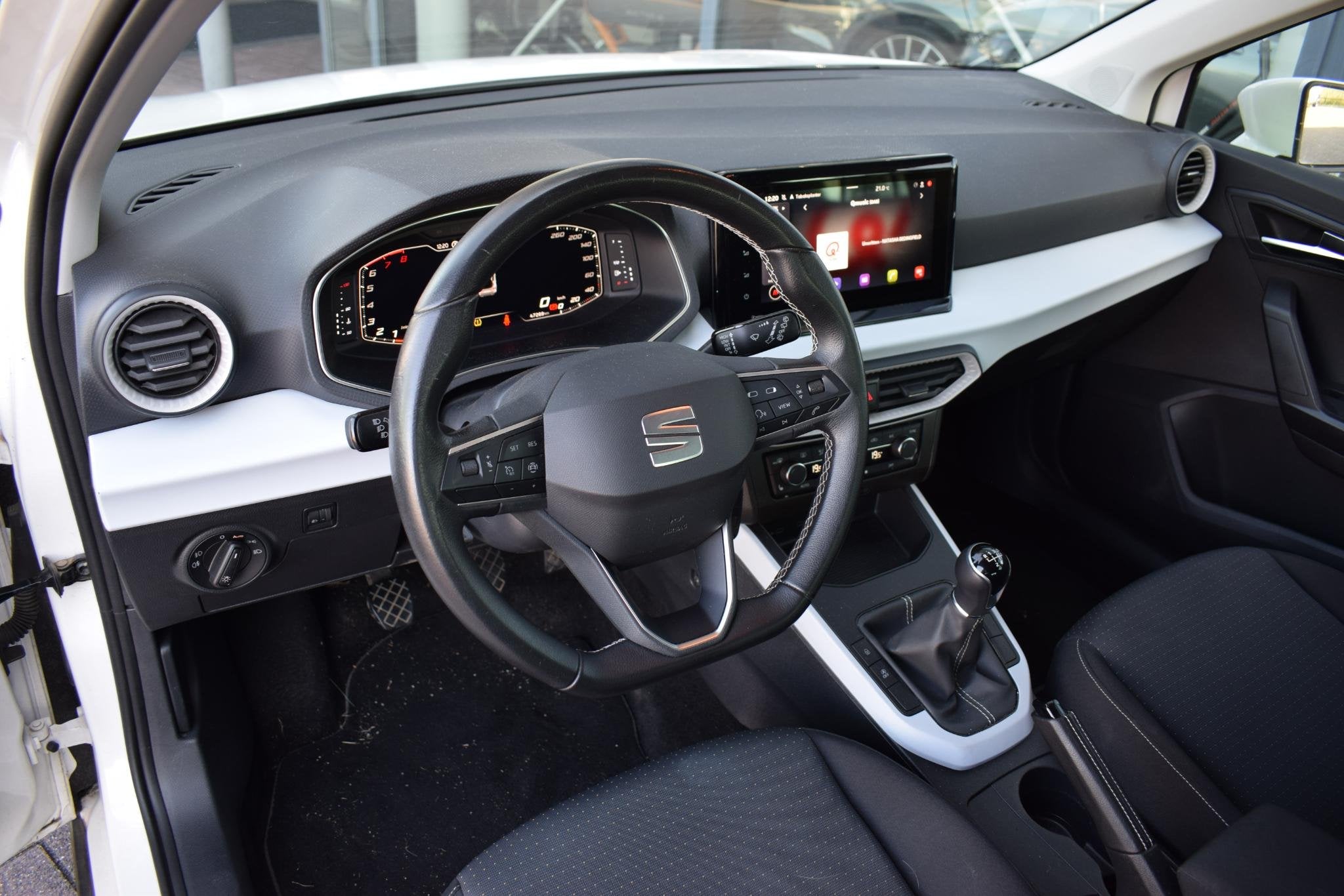 SEAT Arona 1.0 TSI Style Business Intense | Apple CarPlay |, Auto's, Stof, Gebruikt, 95 pk, Automatische klimaatregeling