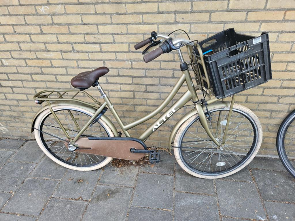 Altec Dutch Kinderfiets met Mand - Gebruikt 26 inch, Fietsen en Brommers, Fietsen | Kinderfietsjes, Ophalen, Altec, Gebruikt, Terugtraprem