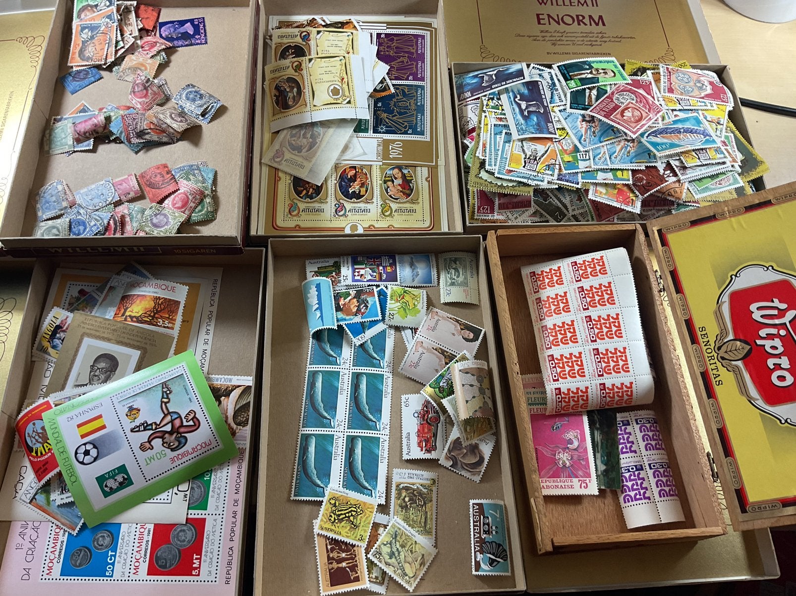 Verschillende bakjes met postzegels, Ophalen of Verzenden, Buitenland