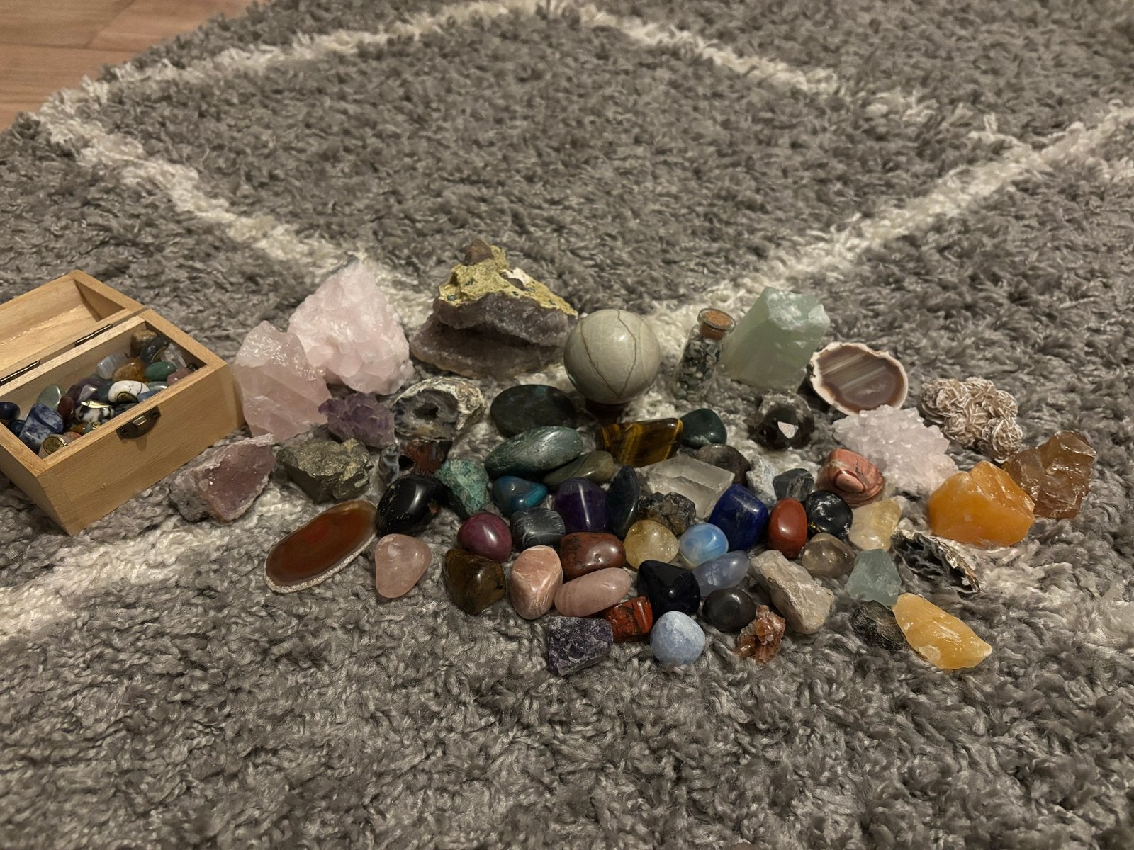 Grote collectie edelstenen en mineralen met houten kistje, Ophalen of Verzenden, Zo goed als nieuw