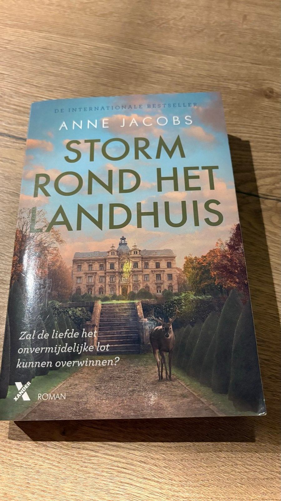 Storm rond het Landhuis - Anne Jacobs (Roman), Boeken, Ophalen of Verzenden, Zo goed als nieuw, Europa overig