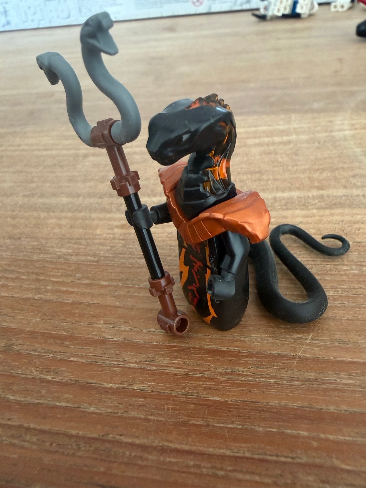 LEGO Ninjago Pythor P. Chumsworth minifiguur met staf, Gebruikt, Lego, Ophalen of Verzenden, Minifiguur