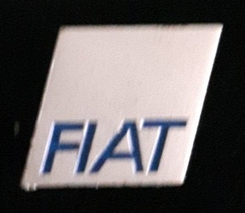 Fiat knoopspeld in zilverkleur met blauwe letters, Verzenden, Nieuw, Transport, Speldje of Pin