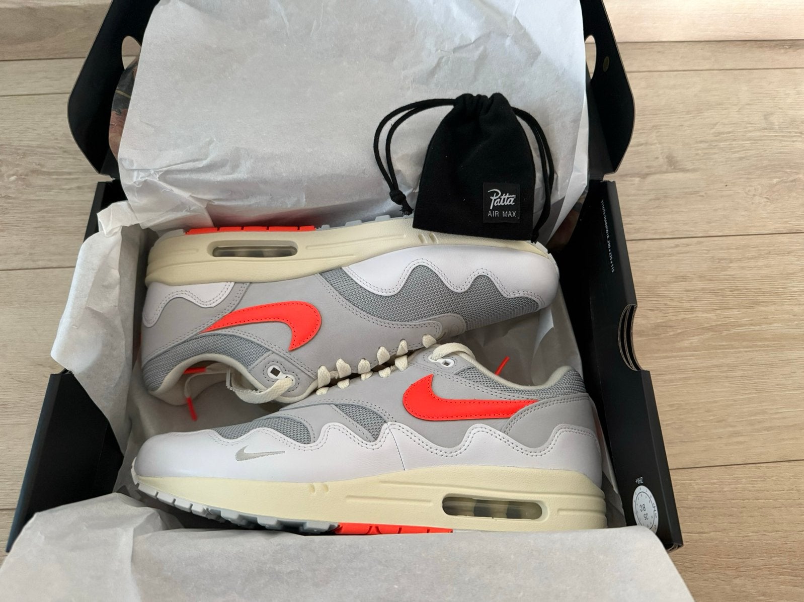 Patta x Nike Air Max 1 Wave ‘White Hyper Crimson’ (44), Wit, Nieuw, Ophalen of Verzenden, Sneakers of Gympen