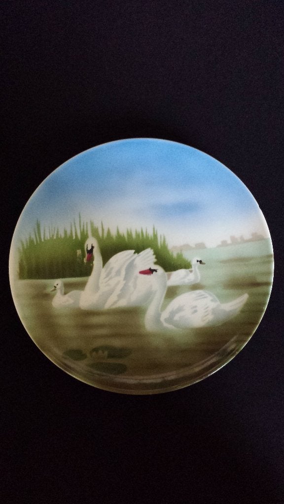 Antiek Sierbord witte ZWANEN <> Sociëté Céramique MAESTRICHT, Antiek en Kunst, Antiek | Wandborden en Tegels, Ophalen of Verzenden