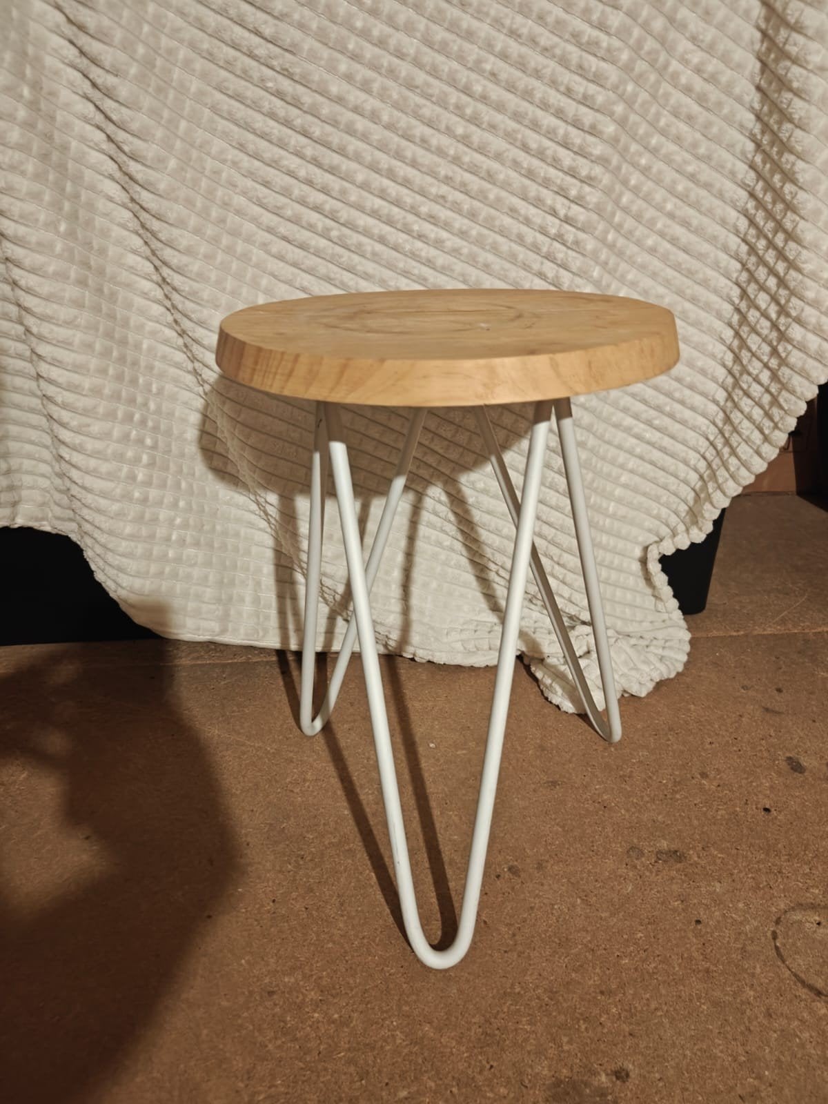 Houten bijzettafel met metalen hairpin poten, Minder dan 45 cm, Minder dan 55 cm, Modern, Industrieel, Rustiek, Rond