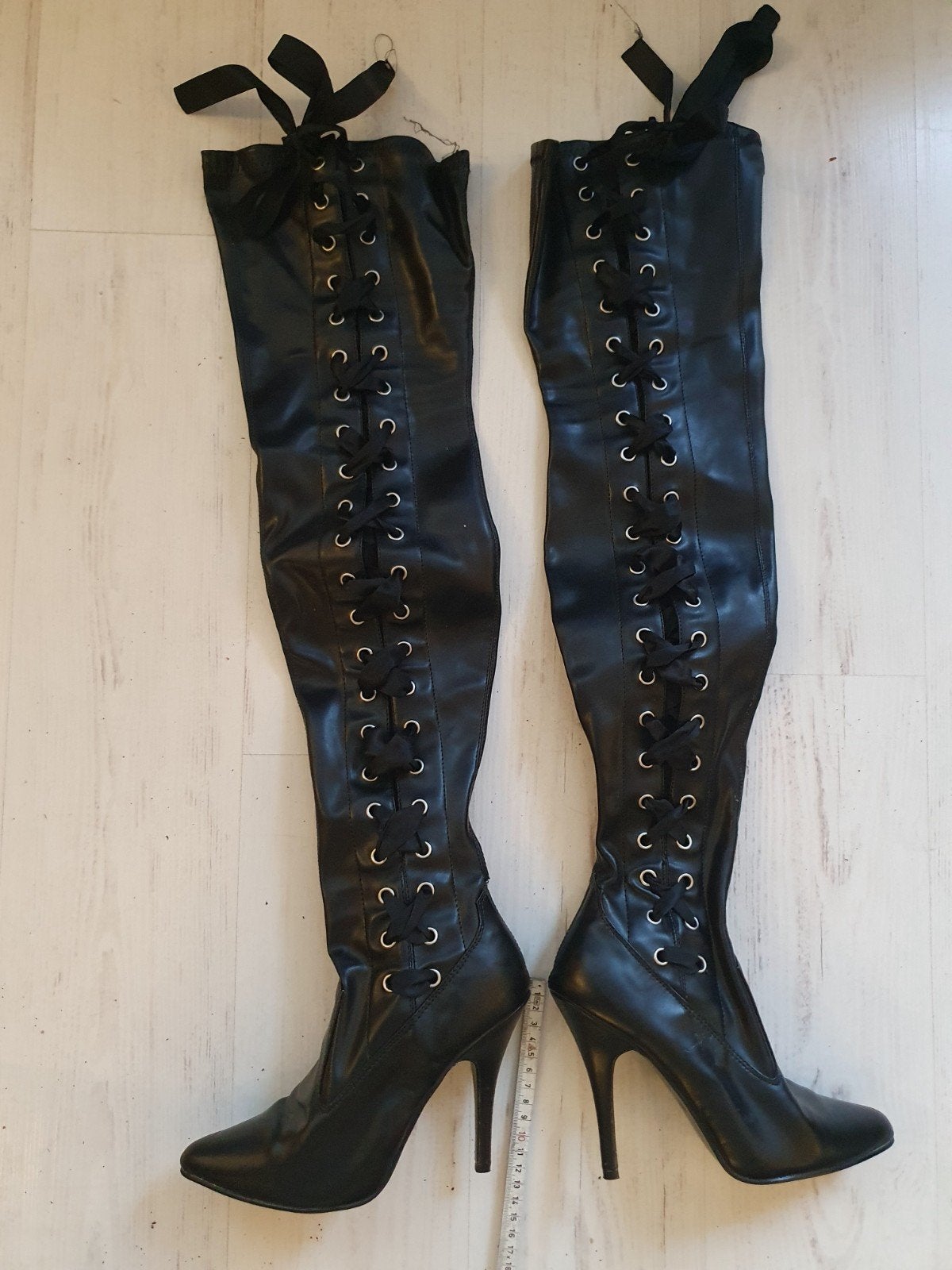Zwarte kinky laarzen, Ophalen, Gedragen, Zwart, Hoge laarzen