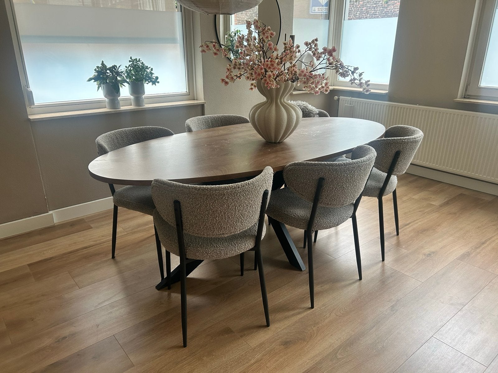 Ovale eettafel met houtlook blad en zwart metalen onderstel, Huis en Inrichting, Tafels | Eettafels, Ophalen, Gebruikt, 100 tot 150 cm