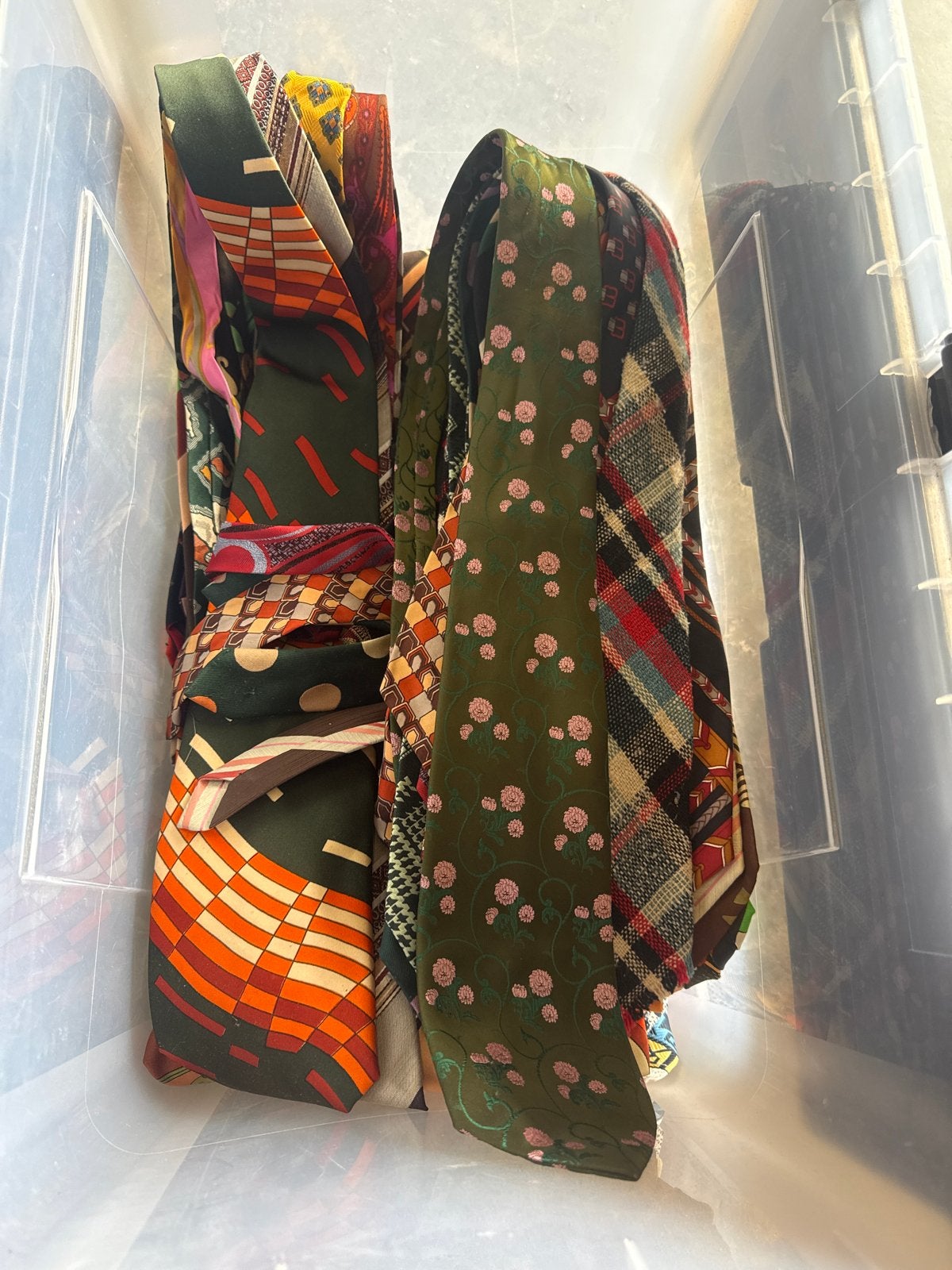 Doos vol diverse stropdassen - Vintage en modern, Kleding | Heren, Ophalen of Verzenden, Gedragen, Meerkleurig, Met patroon