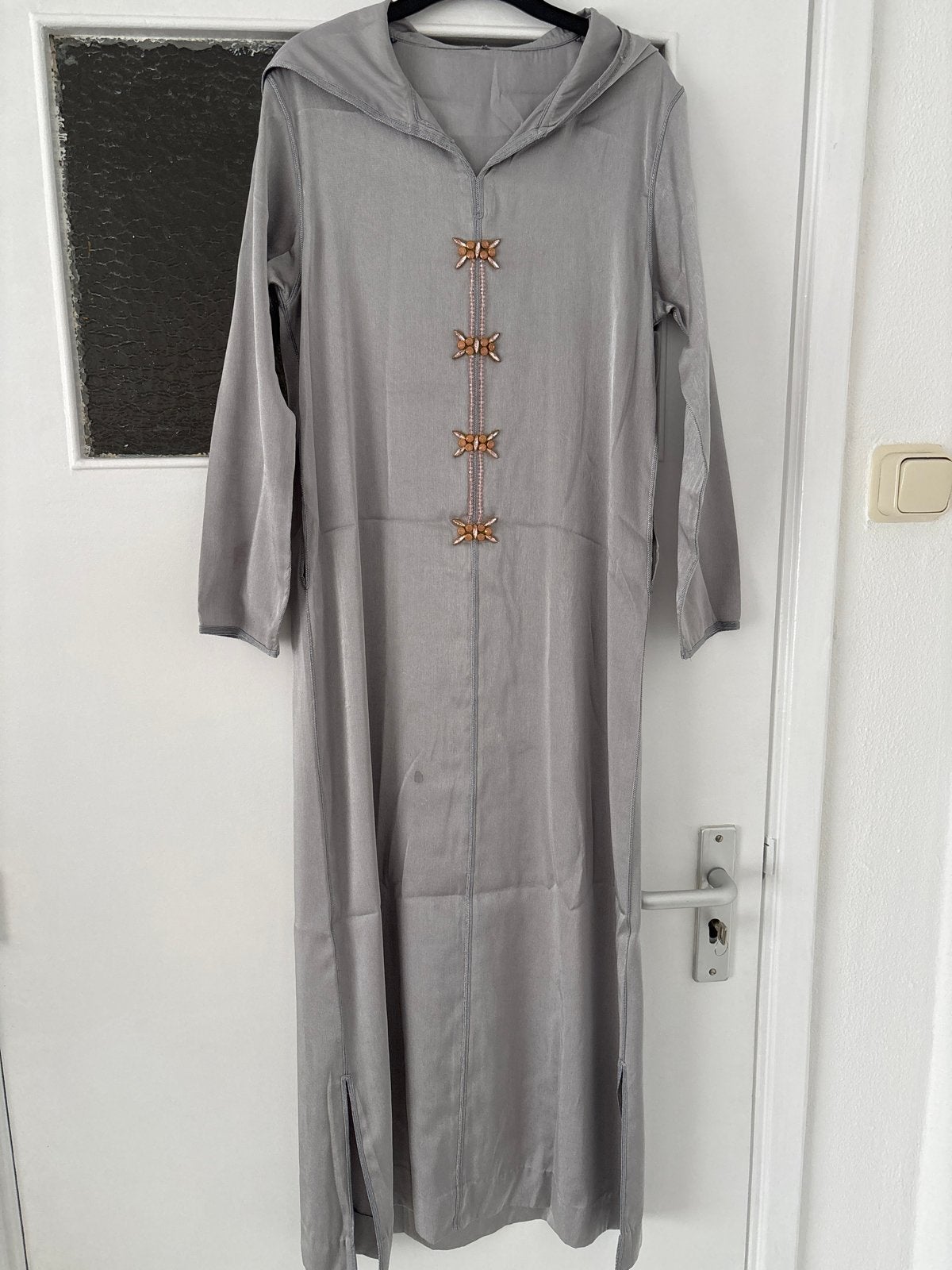 Grijze Marokkaanse Kaftan met capuchon en borduursels, Kinderen en Baby's, Ophalen of Verzenden, Zo goed als nieuw, Jongen of Meisje