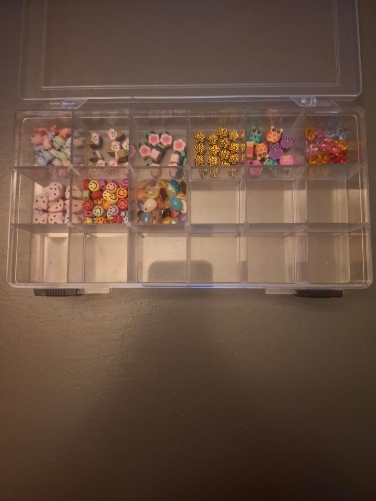 Bakje met kralen voor armbandjes, Ophalen, Zo goed als nieuw, Bedel