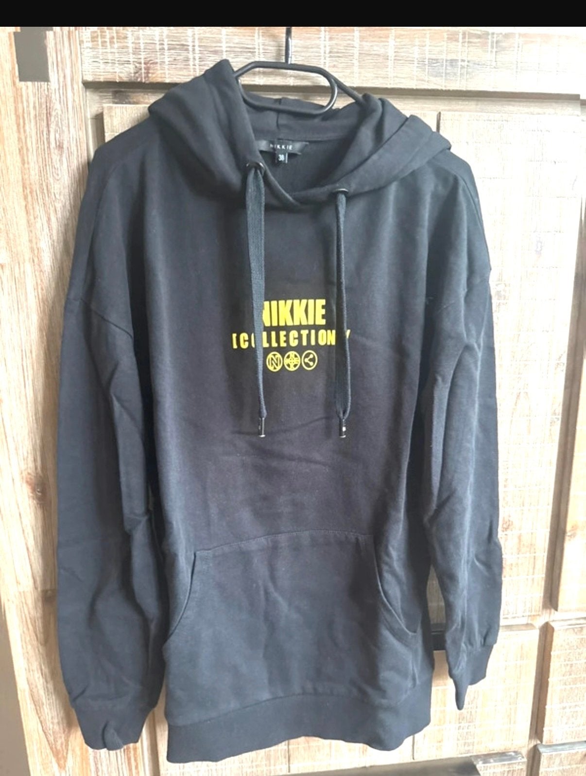 Zwarte nikkie hoodie met gele opdruk - Maat 38, Ophalen of Verzenden, Gedragen, Maat 38/40 (M), Zwart
