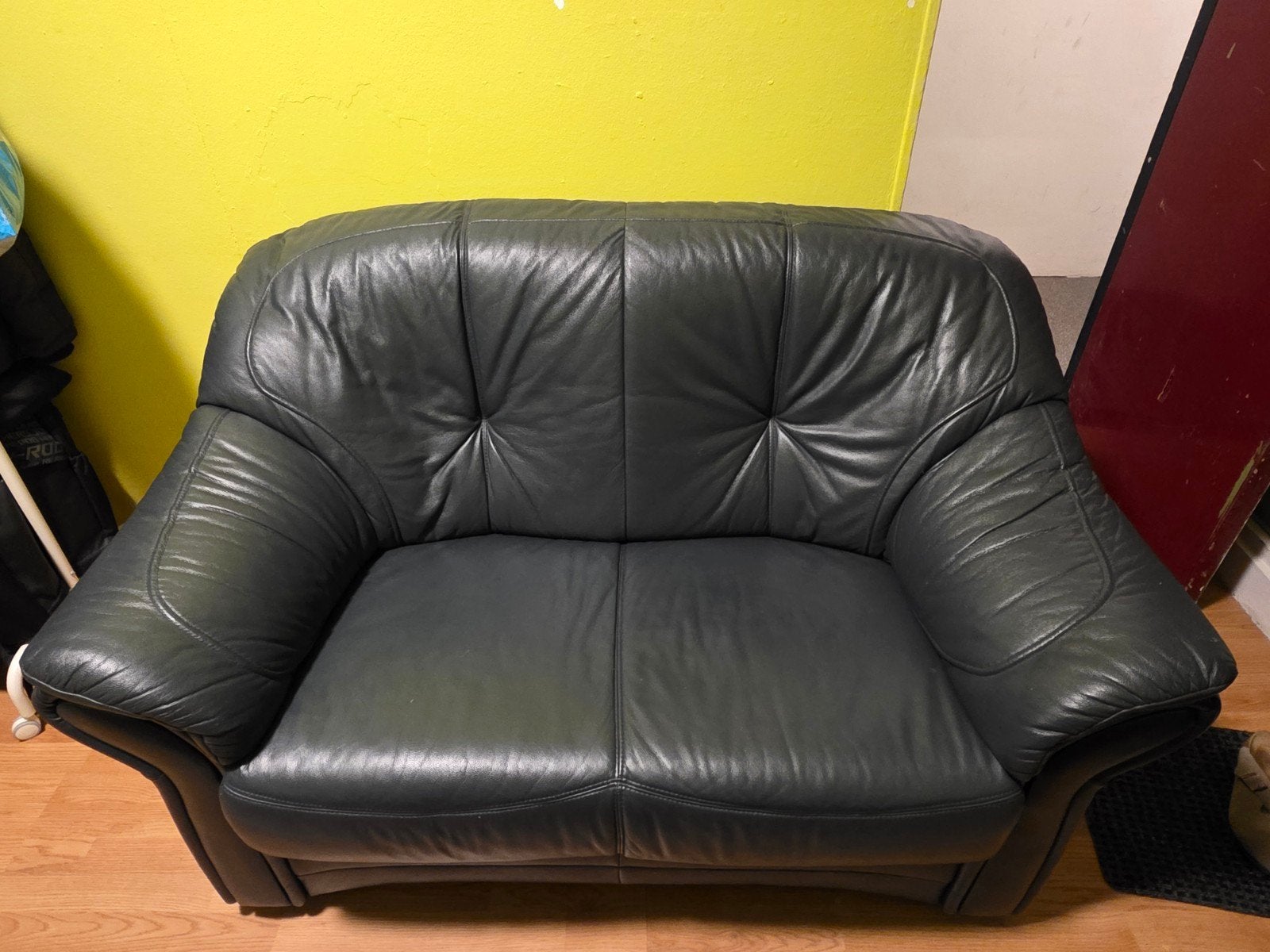 Comfortable two-seater leather sofa (Comfortabele tweepersoo, Ophalen, 150 tot 200 cm, Tweepersoons, Zo goed als nieuw