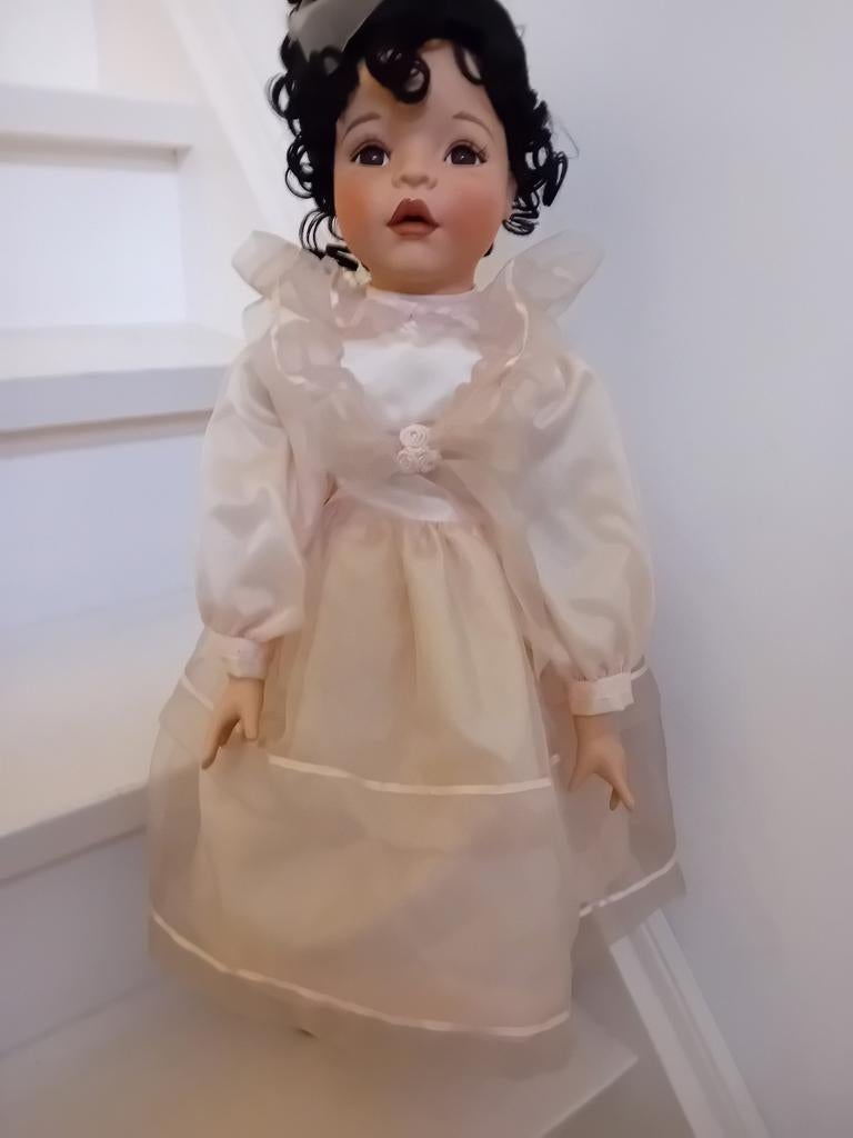 Porseleinen pop met donker krullend haar, Verzamelen, Poppen, Ophalen of Verzenden