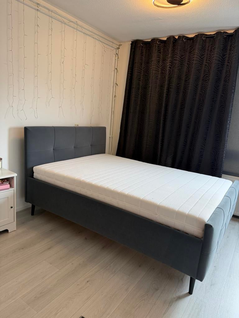 Tweepersoonsbed met gestoffeerd hoofdbord en matras, Huis en Inrichting, Slaapkamer | Bedden, Ophalen, Tweepersoons, 140 cm, Zo goed als nieuw