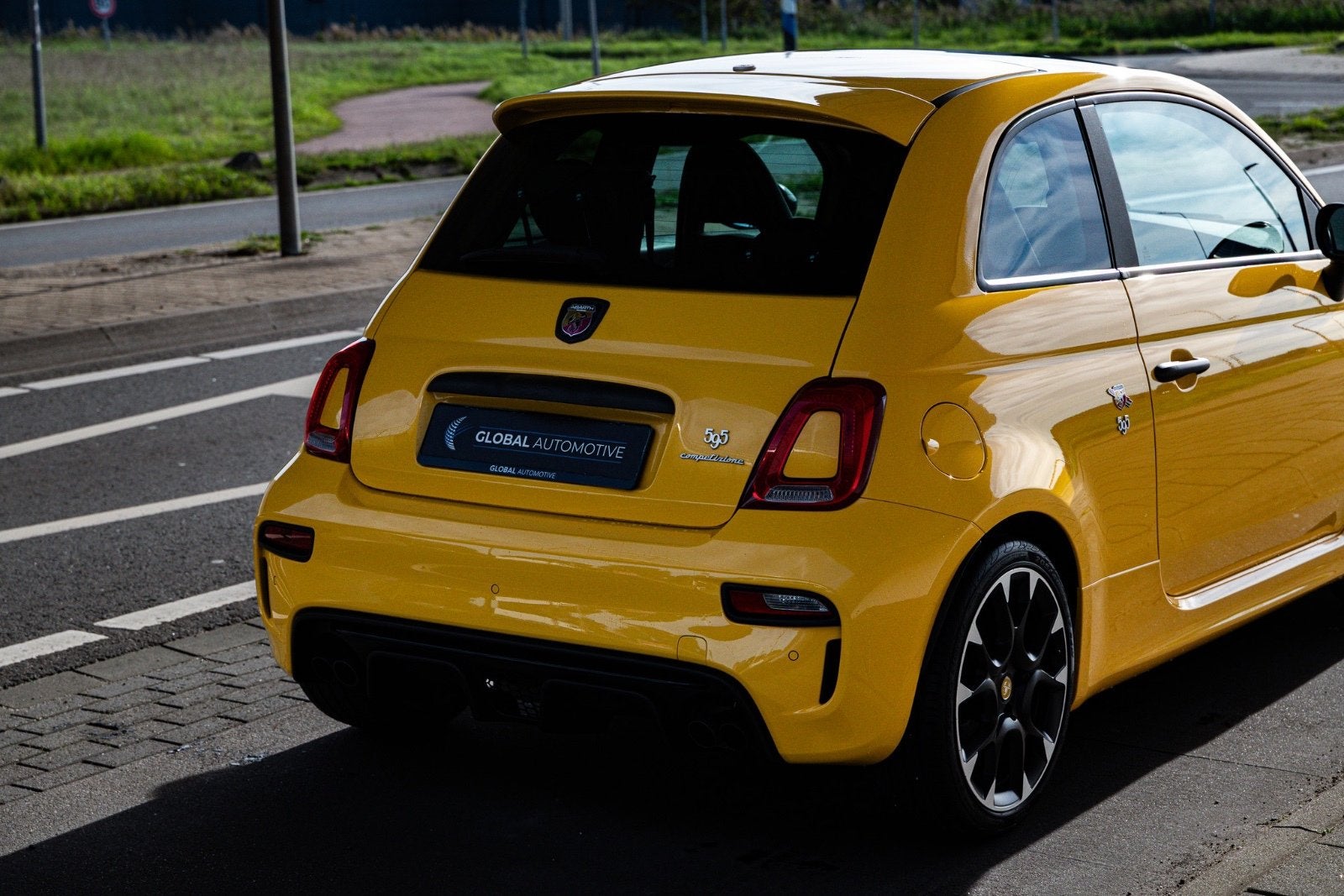 Abarth 500 1.4 T-Jet Competizione - CARBON SABELT - SCHUIFDA, Auto's, Voorwielaandrijving, Zwart, 4 cilinders, 4 stoelen